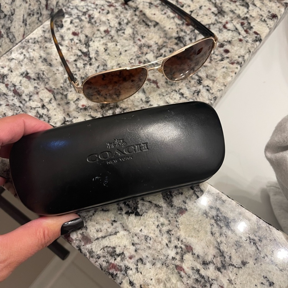 Coach sunglasses - Picture 3 of 6